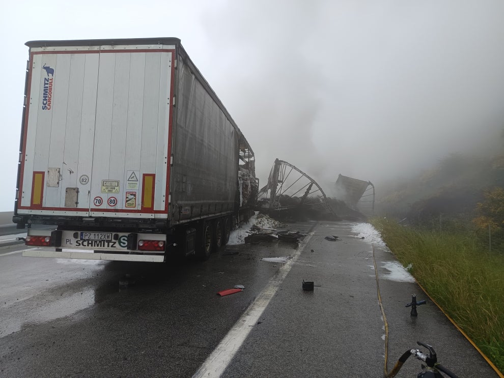 Accidente en Larraun con tres vehículos en llamas