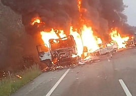 El camión en llamas tras el accidente.