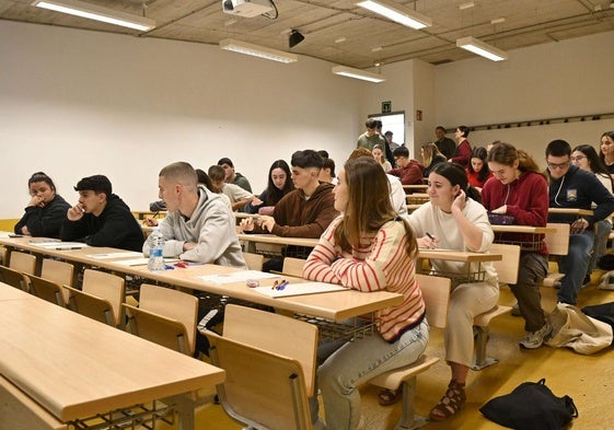 Alumnos en la pasada edición de la selectividad en la EHU.