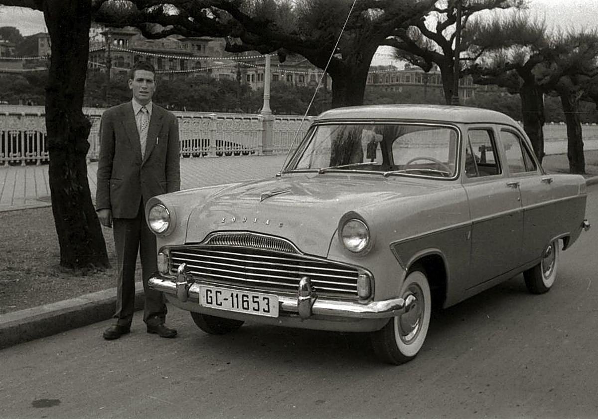 El orgulloso propietario de un automóvil.