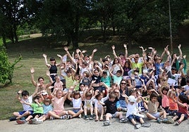 Alumnos y profesores de la eskola txikia de Ezkio-Itsaso, centro de la red que más ha crecido en diez años.