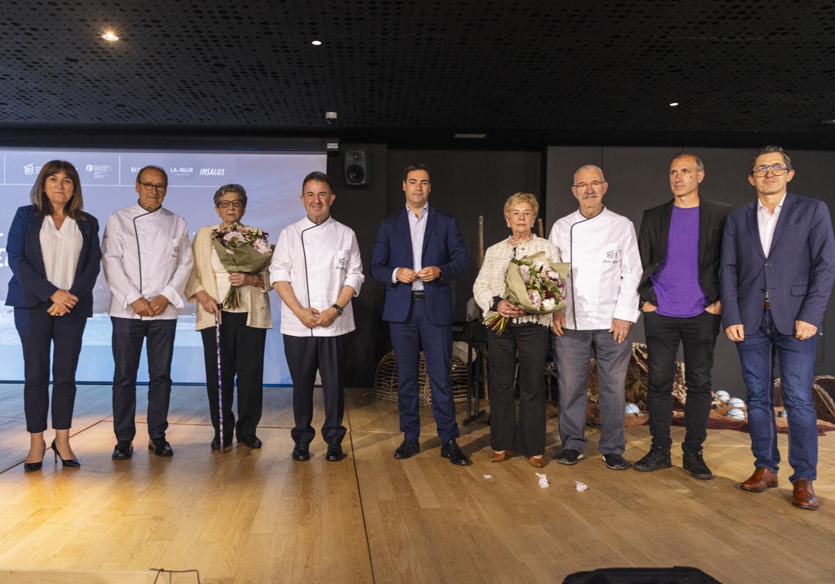 Autoridades, homenajeados y organizadores en el evento celebrado en el Museo Balenciaga.