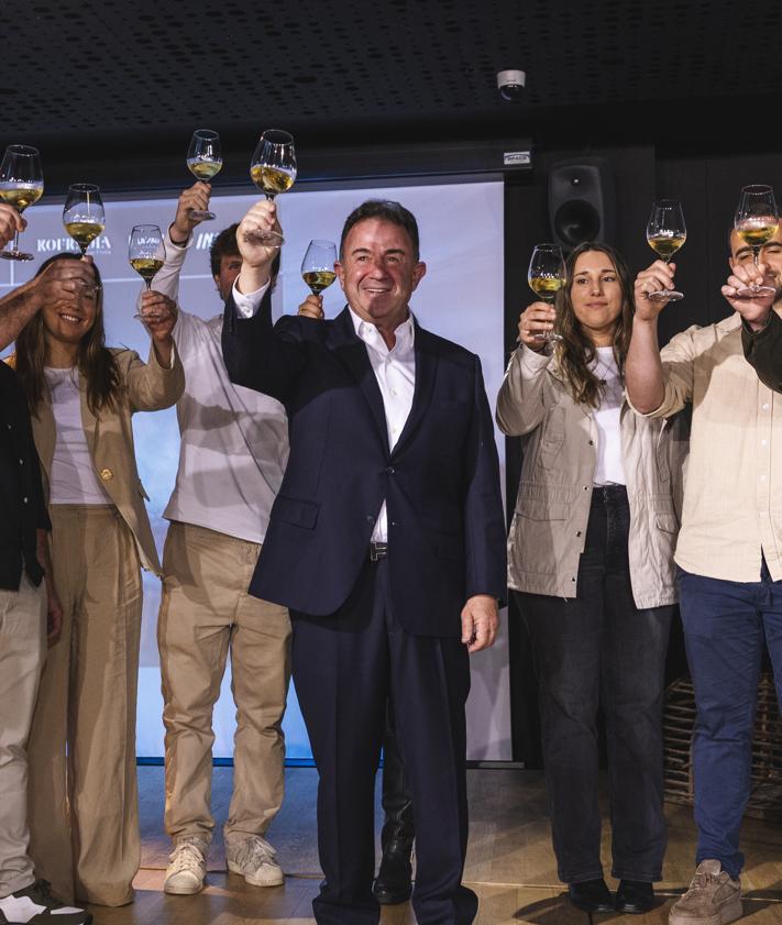 Imagen secundaria 2 - Comitiva desde Balenciaga hasta la cofradía de arrantzales, Rosa Larrañaga y Mari José Artano con sus hijos y Berasategui.