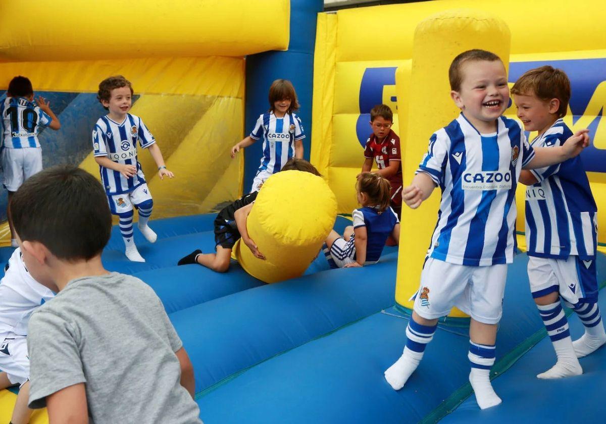 Hinchables, juegos y concierto de Go!azen en la gran fiesta de la Real Sociedad de fin de temporada
