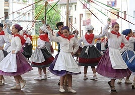 Gonbidatuen artean, Otxandioko dantza taldeak bere emankizuna egin zuen Ondarreta herri eskolako aterpean.