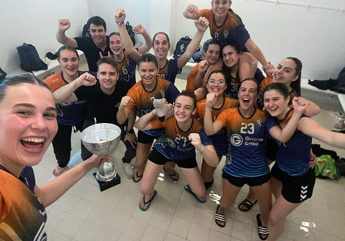 Las celebraciones del éxito sobre la cancha tuvieron continuidad en el vestuario.