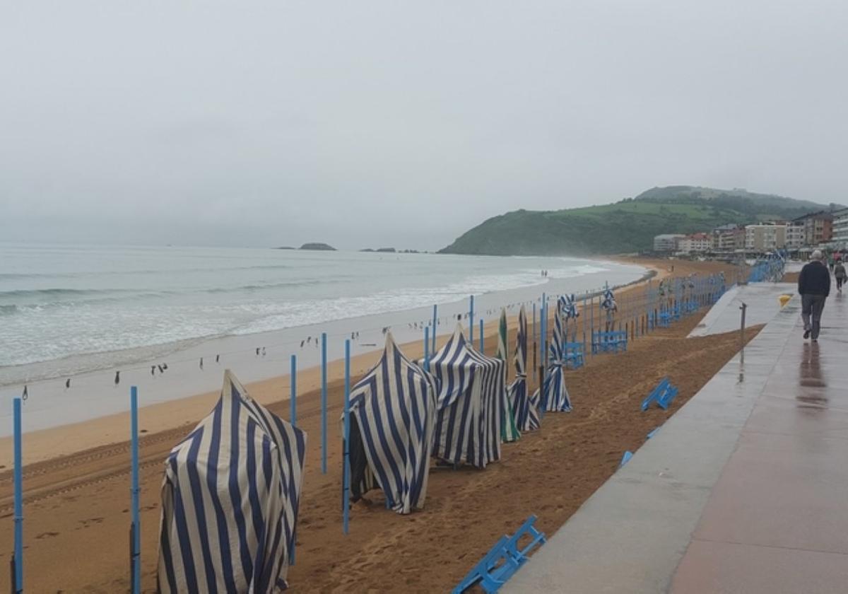 Colocados los primeros toldos de la playa