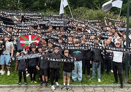 La afición zarauztarra no quiso perderse el primer partido del play off en Gasteiz y regresaron felices con el 0-1 ante el Ariznabarra.