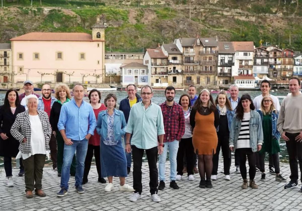 Cargos electos de EH Bildu, con el alcalde Teo Alberro en el centro de la imagen, e integrantes de sus bases.