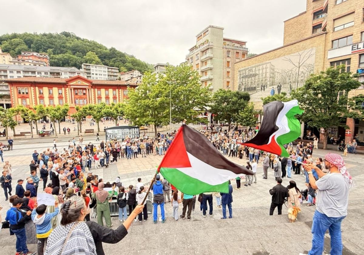 Cerca de 500 personas se manifiestan en Eibar «contra el genocidio» de Gaza