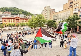 La nutrida manifestación finalizó en Unzaga con intervenciones.