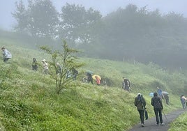 Algunos de los asistentes a la celebración, de camino a Aritxulegi.