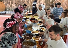 Fusión de las distintas culturas que conviven en los barrios de la zona alta de Zumarraga en la comida popular 'Arroces por el mundo' celebrada el sábado.