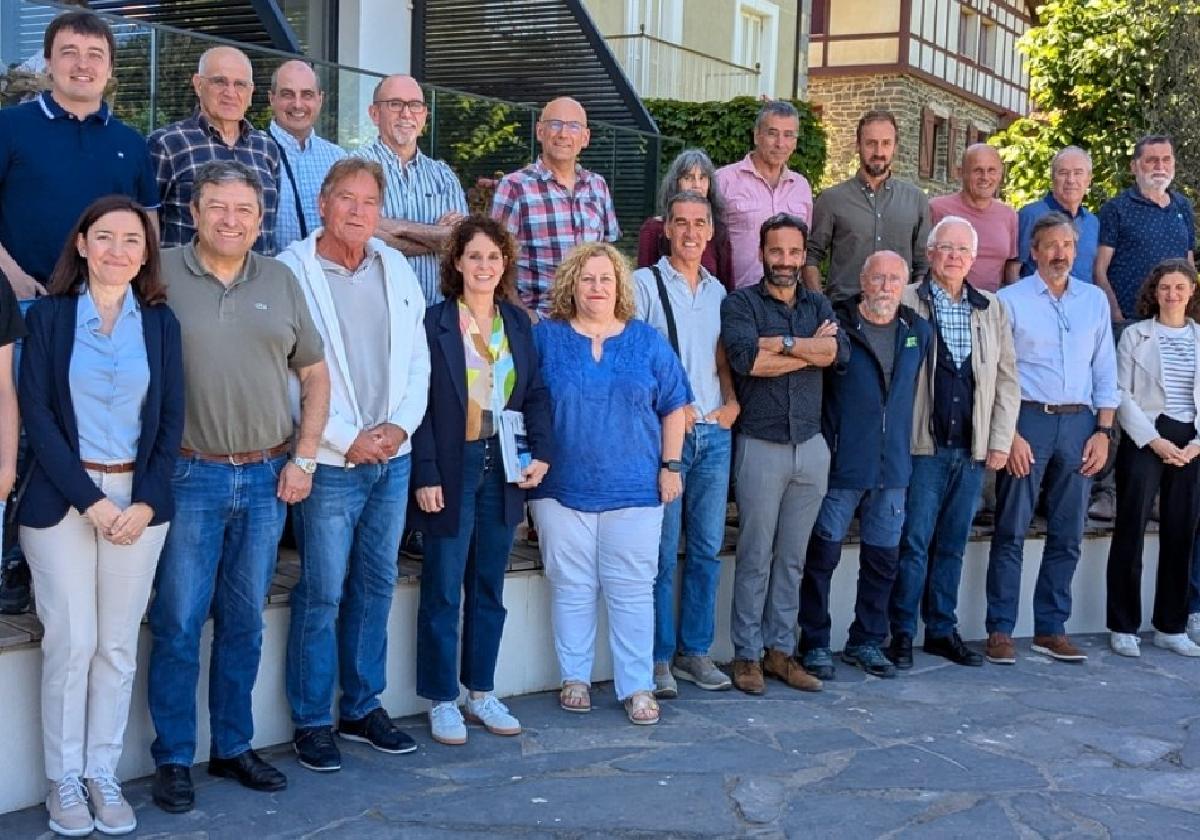 Participantes en el acto para la renovación del Comité Cienfífico, en el exterior del hotel Hiru Uhinak.