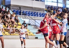 Elena Amores lanza a portería en un choque liguero.