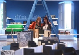 Victoria Arkaia y Arantza Albisu, dos de las integrantes del colectivo Artistas en su papel, en una de las salas de la exposición.