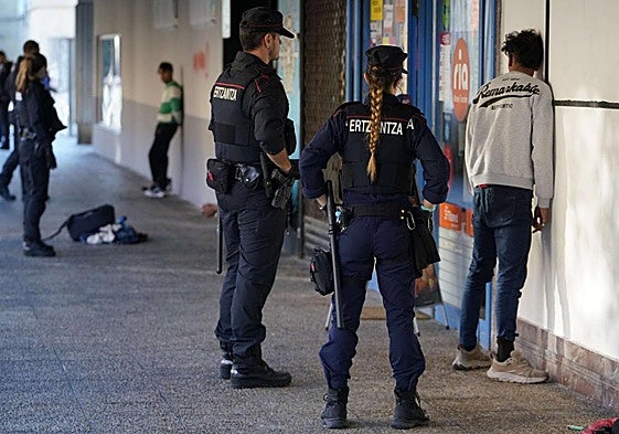 Agentes de la Ertzaintza practican una detención en Donostia.