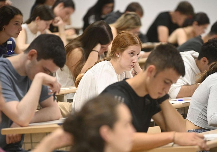 Distintas imágenes del arranque de la Selectividad en Donostia.