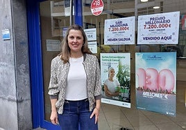 Mónica Roteta, frente a su Administración de lotería en Villabona.