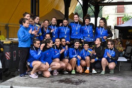 Componentes de la trainera del TAK-Oria, con sus medallas como subcampeonas de Gipuzkoa.