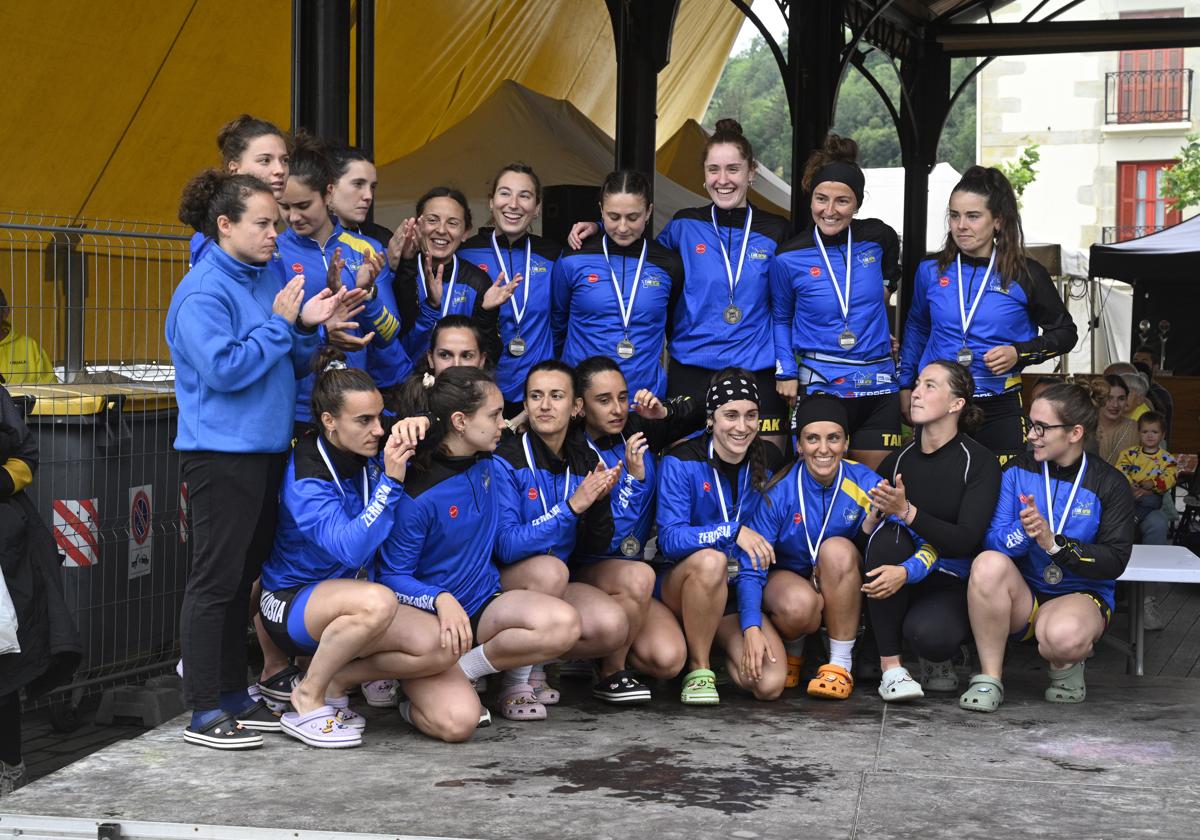 Componentes de la trainera del TAK-Oria, con sus medallas como subcampeonas de Gipuzkoa.