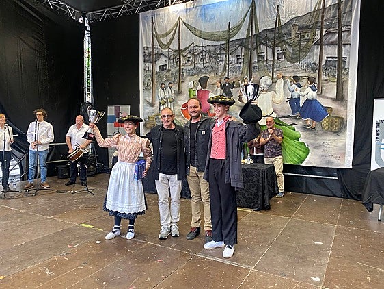 Los dantzaris Nora Dávila y Julen Lertxundi acompañados del alcalde, Teo Alberro, y el concejal de Cultura y Patrimonio, Aitor Brion.