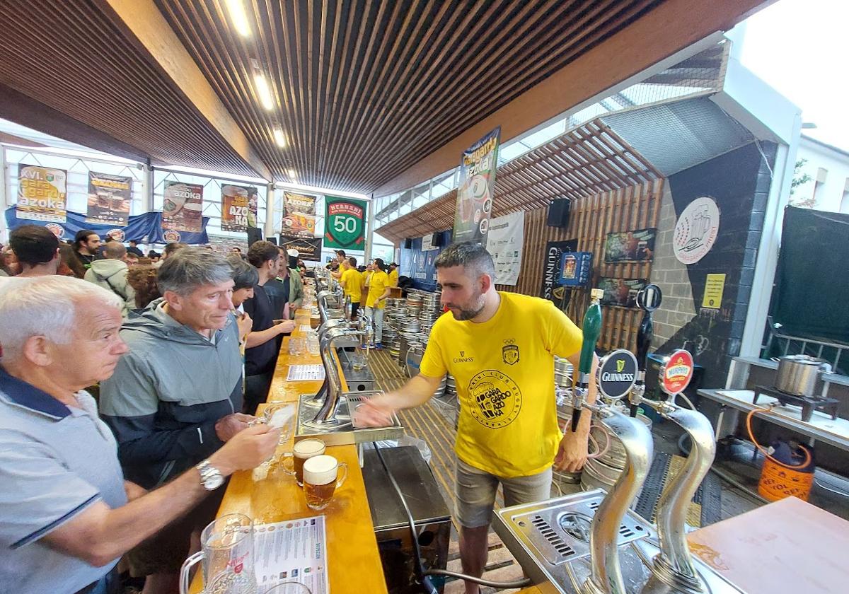 Imagen de la barra colocada en Atsegindegi durante el desarrollo de la Feria de Cerveza celebrada hasta el domingo.