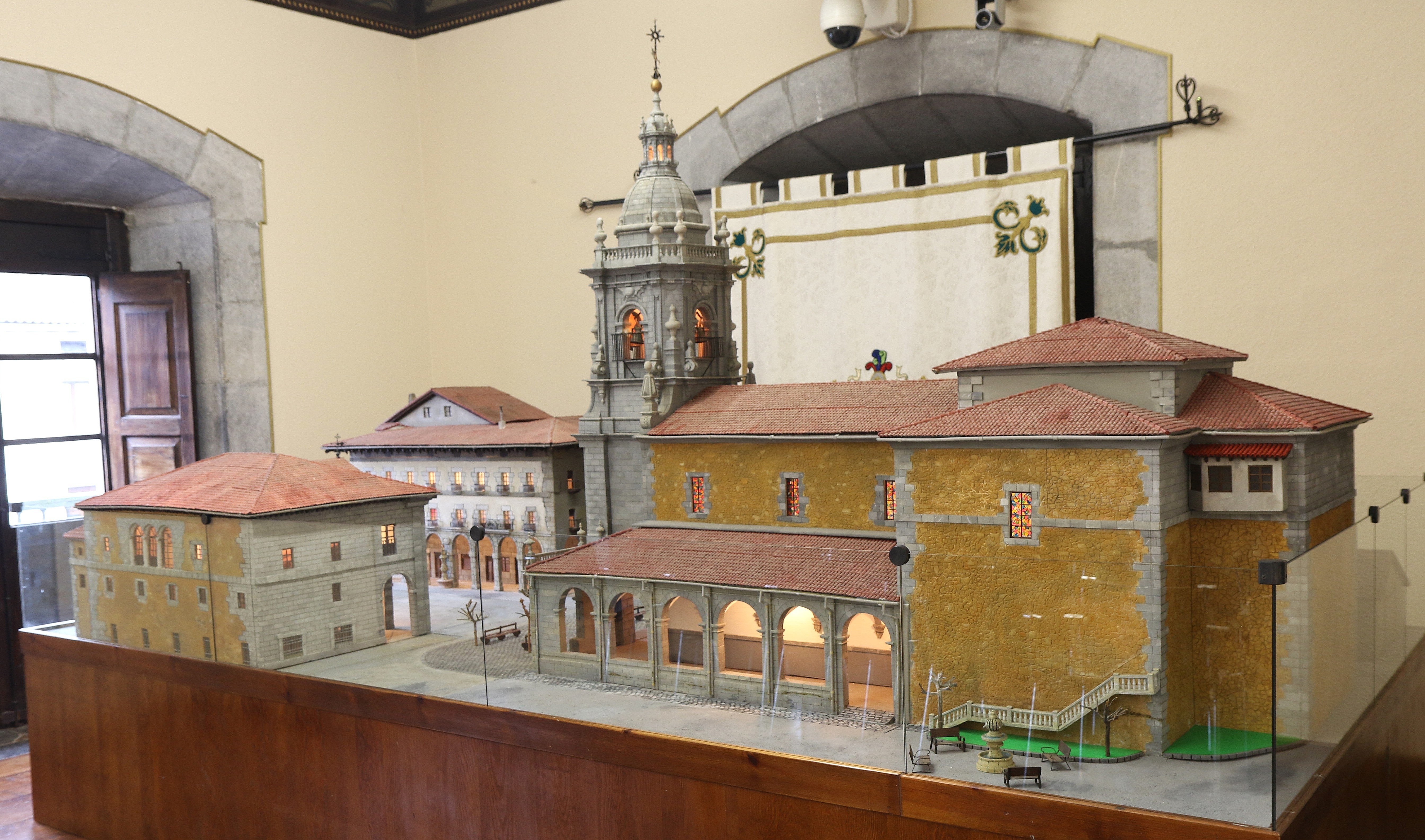 Vista general de la maqueta que recrea el conjunto monumental de Kalegoen Plaza, en su nueva ubicación del salón de Plenos.