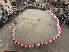 La plaza del ayuntamiento se llenó al meiodía para disfrutar de la celebración de la Sokadantza de los jóvenes.