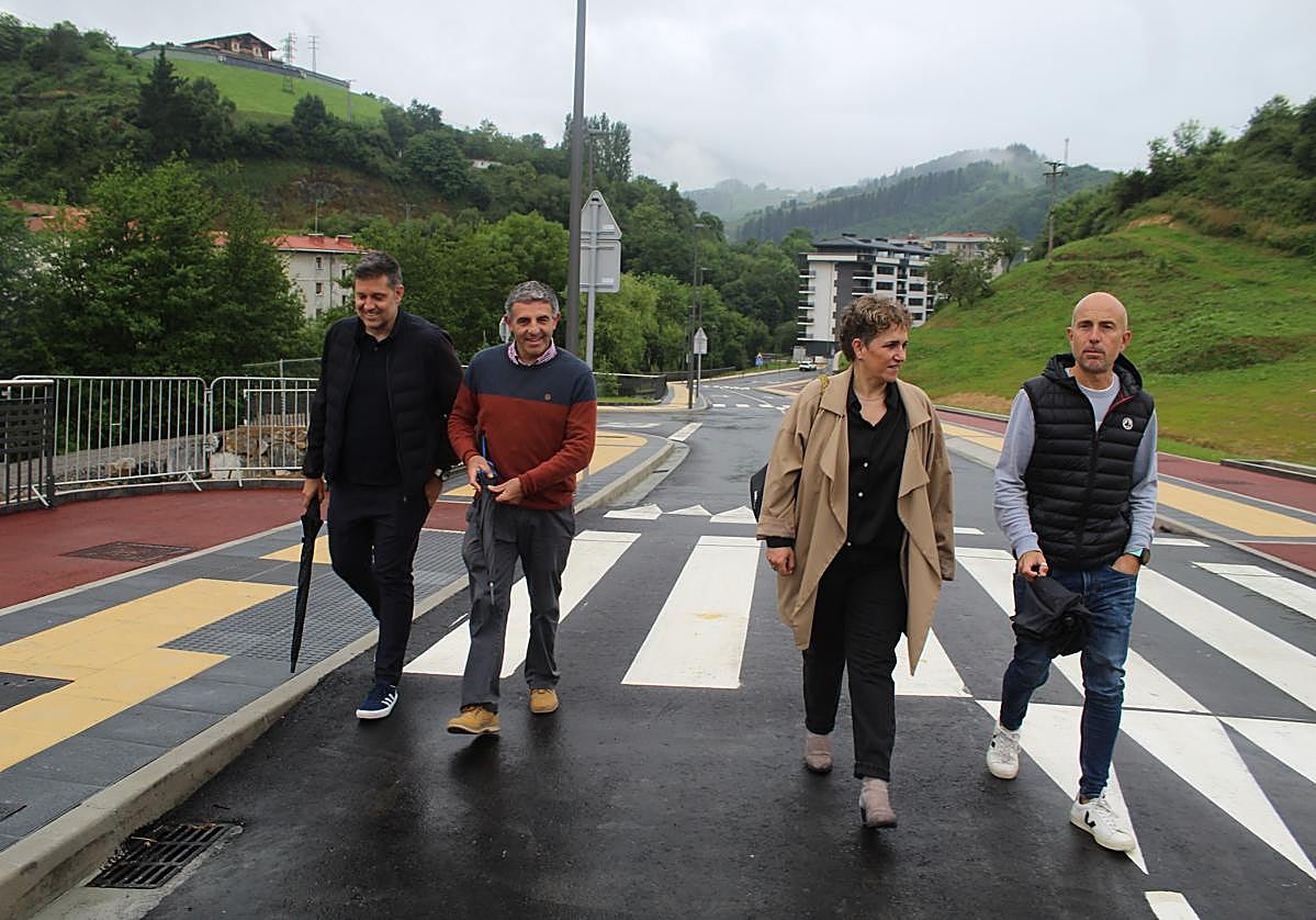 De izquierda a derecha, el director de obra Xabier Sarriegi, de Asmatu Ingeniería; el edil de Urbanismo Imanol Arrizabalaga; la alcaldesa Ana Azkoitia y el arquitecto municipal Arturo Garate.