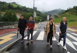 De izquierda a derecha, el director de obra Xabier Sarriegi, de Asmatu Ingeniería; el edil de Urbanismo Imanol Arrizabalaga; la alcaldesa Ana Azkoitia y el arquitecto municipal Arturo Garate.