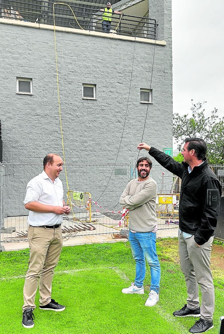 Gorka Álvarez, Borja Olazabal e Igor Emery en la obra del ascensor.