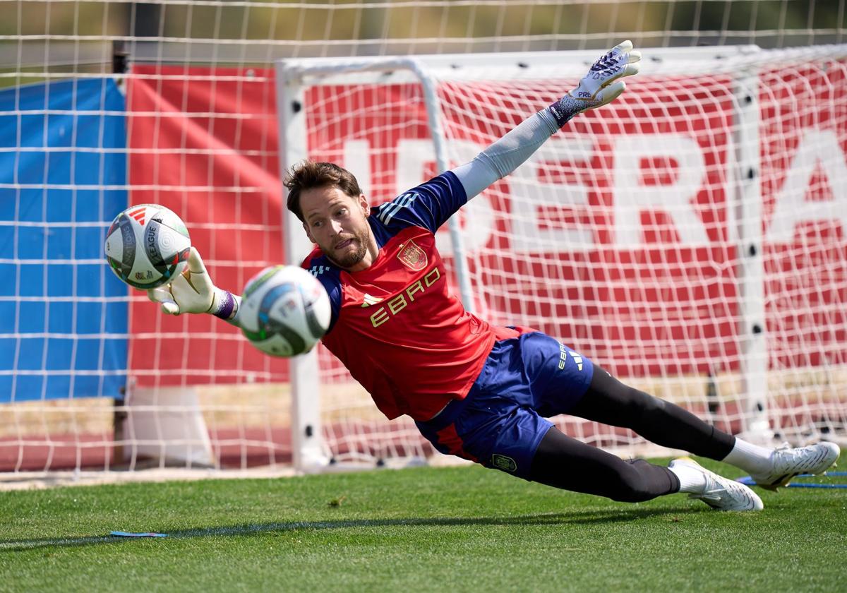Álex Remiro realiza una parada en uno de los entrenamientos en Las Rozas.
