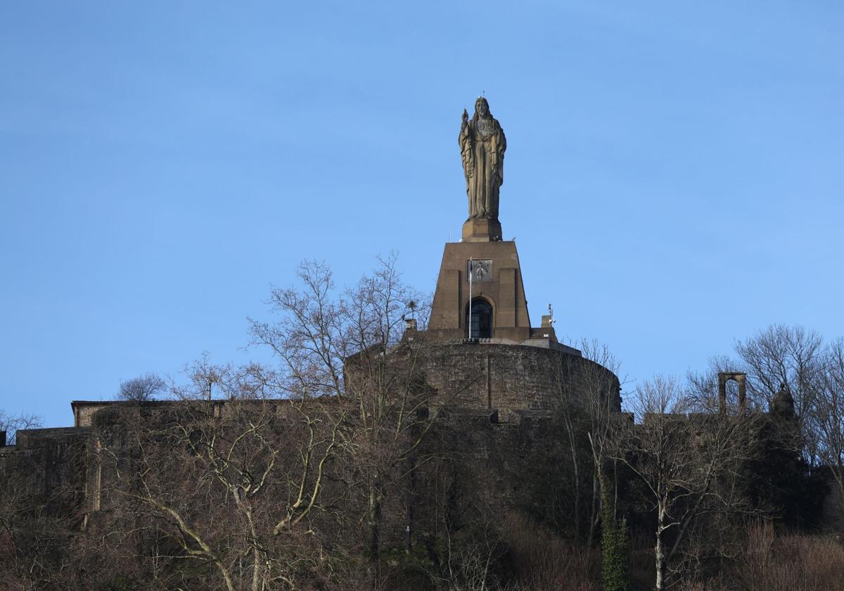 Los Amigos del Monumento del Sagrado Corazón critican que la iniciativa se basa en argumentos «falsos»