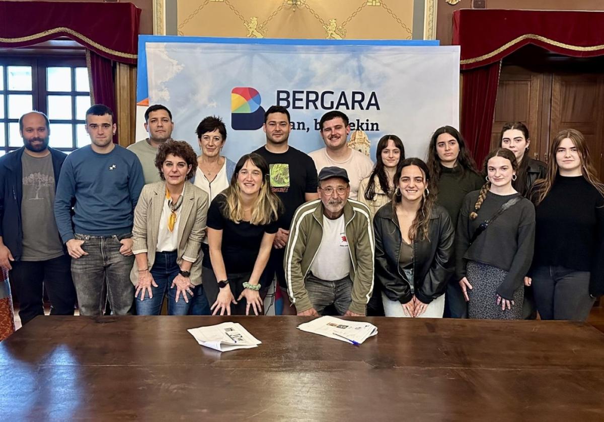 Representantes institucionales, de los movimientos sociales y hosteleros tras la firma del acuerdo.