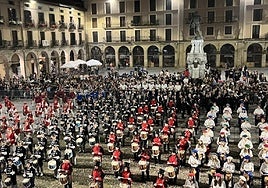 Culminación de la multitudinaria tamborrada de sociedades del año pasado, en la plaza, con más de medio millar de participantes.