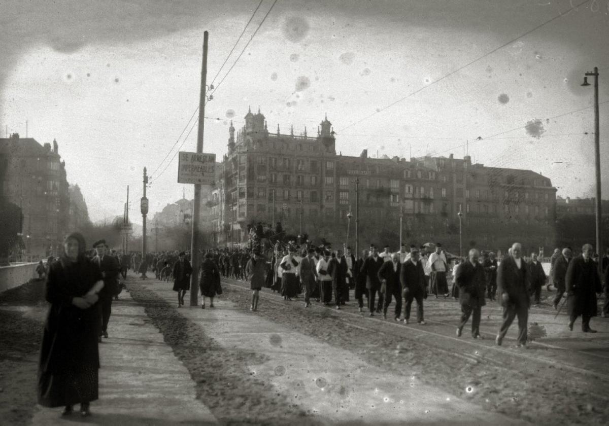Paso de un cortejo fúnebre por el puente de Santa Catalina en 1925.