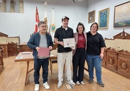 A los lados Txapartegi y Etxaide, del jurado, junto con Irisarri y la concejala Urtizberea.