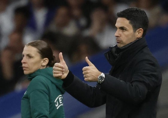 Mikel Areta, entrenador donostiarra del Arsenal, hace un gesto en el partido ante el eal Madrid en el Bernabéu, correspondiente a la Champions League