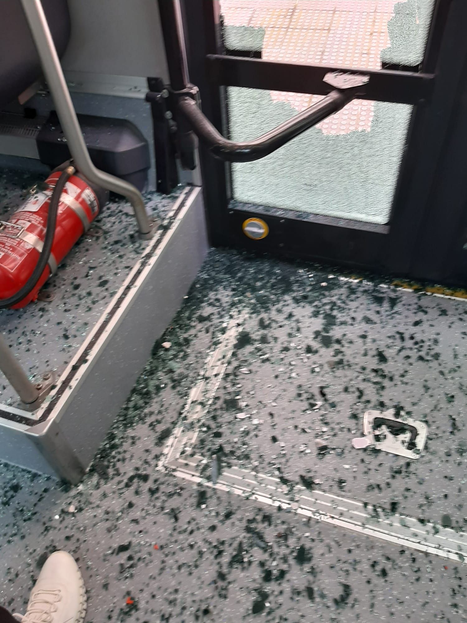 Aparatoso choque entre una furgoneta y un autobús en El Antiguo