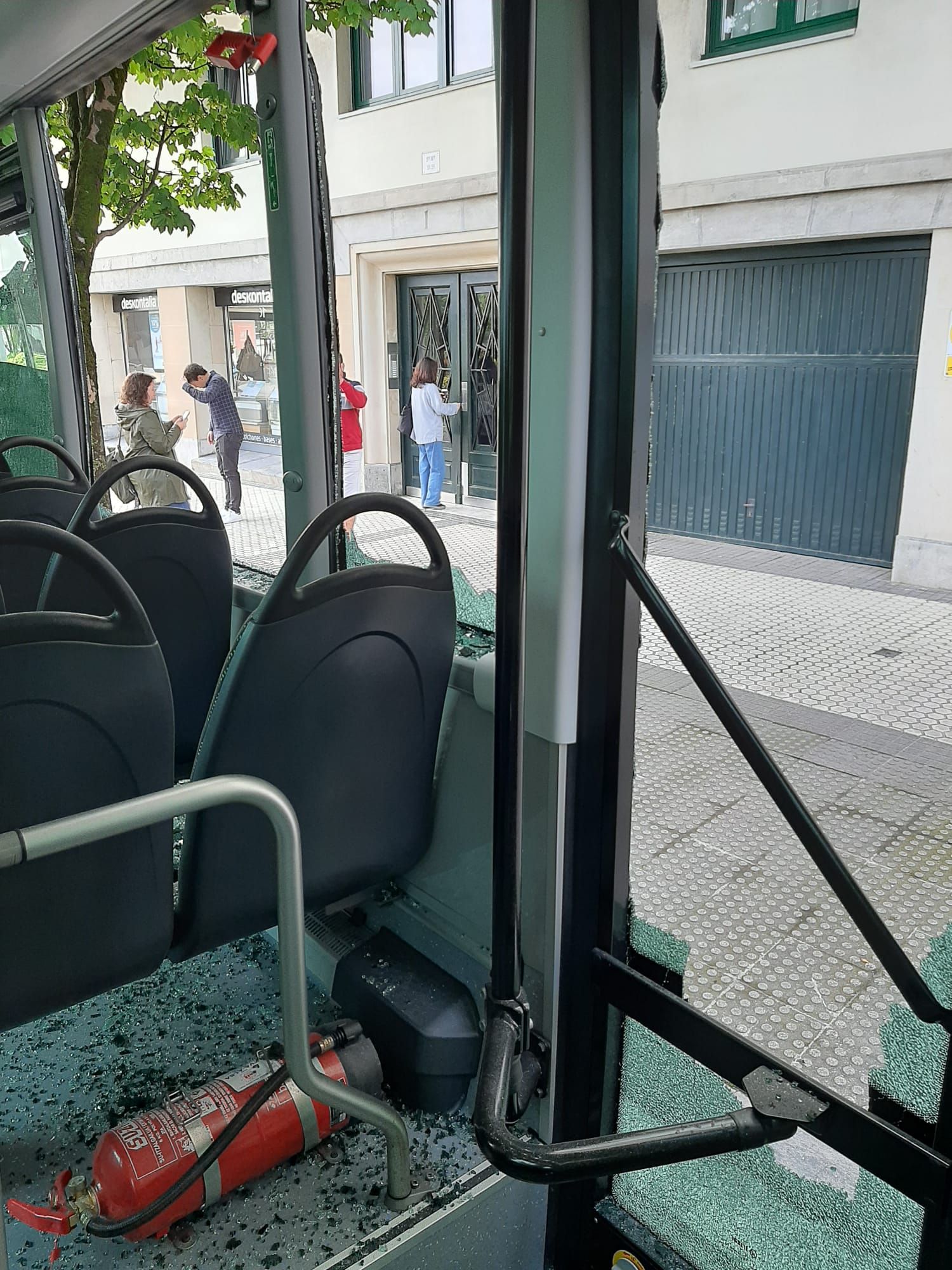 Aparatoso choque entre una furgoneta y un autobús en El Antiguo
