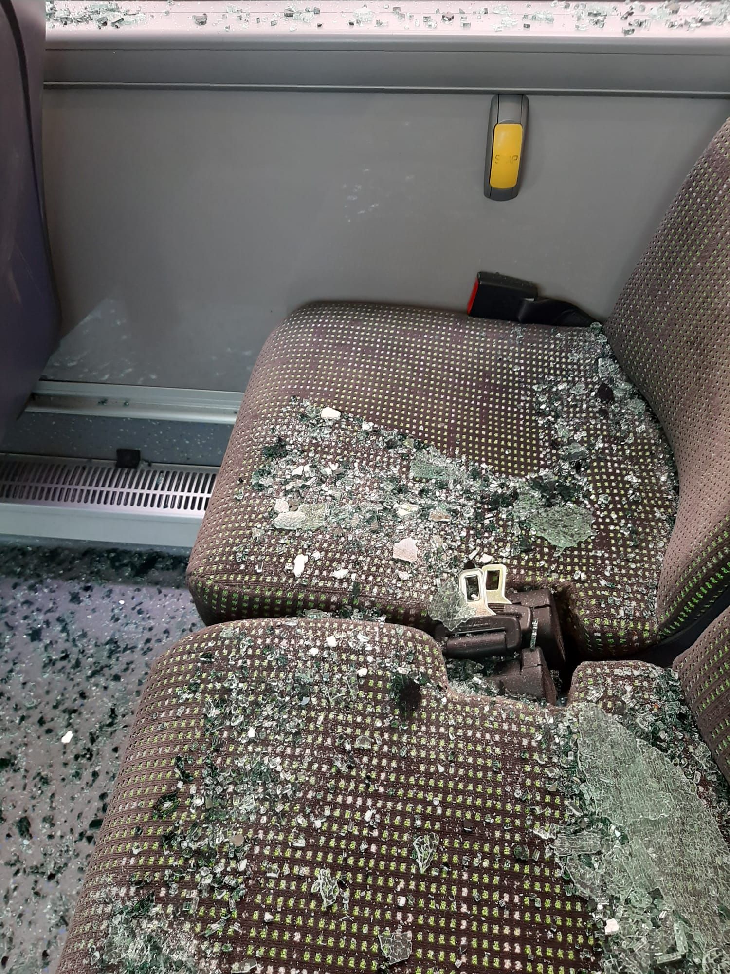 Aparatoso choque entre una furgoneta y un autobús en El Antiguo