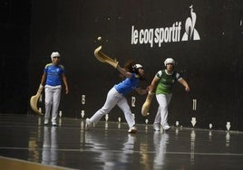 Erika Mugartegi remata, ante la mirada de su compañera, Arai Lejardi, y de la zaguera de Euskadi, Maia Goikoetxea, este miércoles en Gernika.
