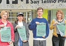 Bi museoetako ordezkariak bekako irabazleekin.