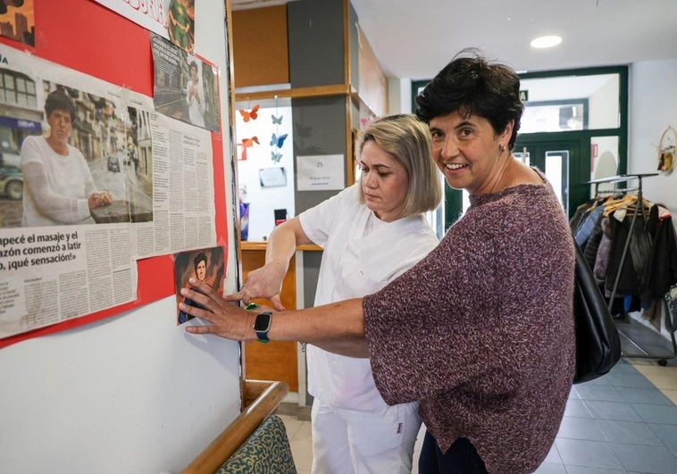 Fátima Román posa con una compañera junto al póster personalizado.