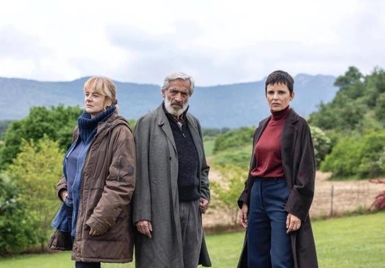 Emma Suárez, Imanol Arias y Elena Anaya en una pausa del rodaje de 'Innato' en Urturi