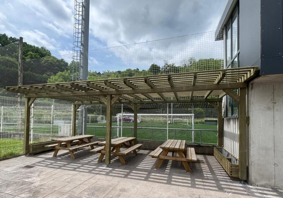 Nuevo espacio con pérgola de sombreo junto al campo de Ipintza.