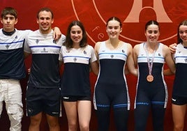 Madrilen lehian aritu diren kirolariak eta beraiekin bidaiatu duten bi entrenatzaileak egonaldiko une batean.