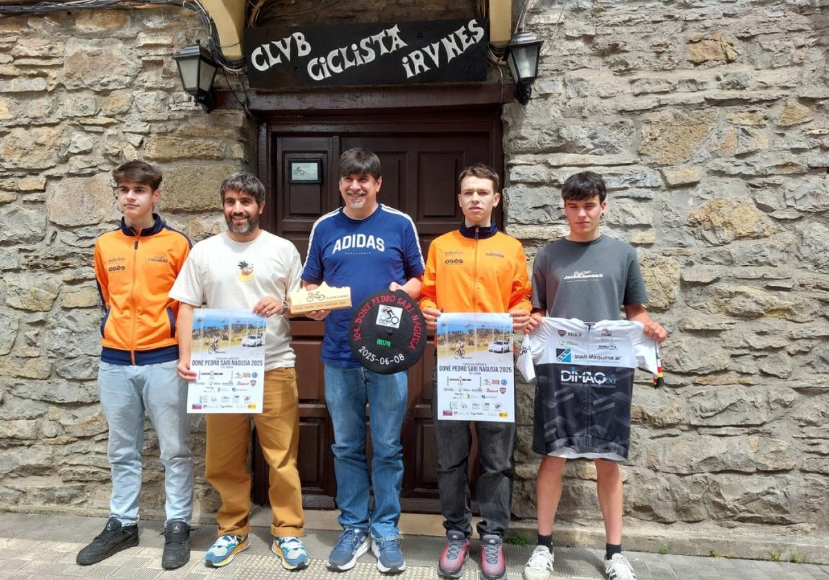 Iván Gómez, Mikel Bermejo y Mikel Arriet, que correrán el domingo, flanquean en la presentación de la carrera al concejal de Deportes, Borja Olazabal, y al presidente del Club Ciclista Irunés, Daniel Gómez.