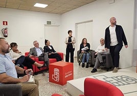 Representantes forales del PSE reunidos con los ediles de este partido.